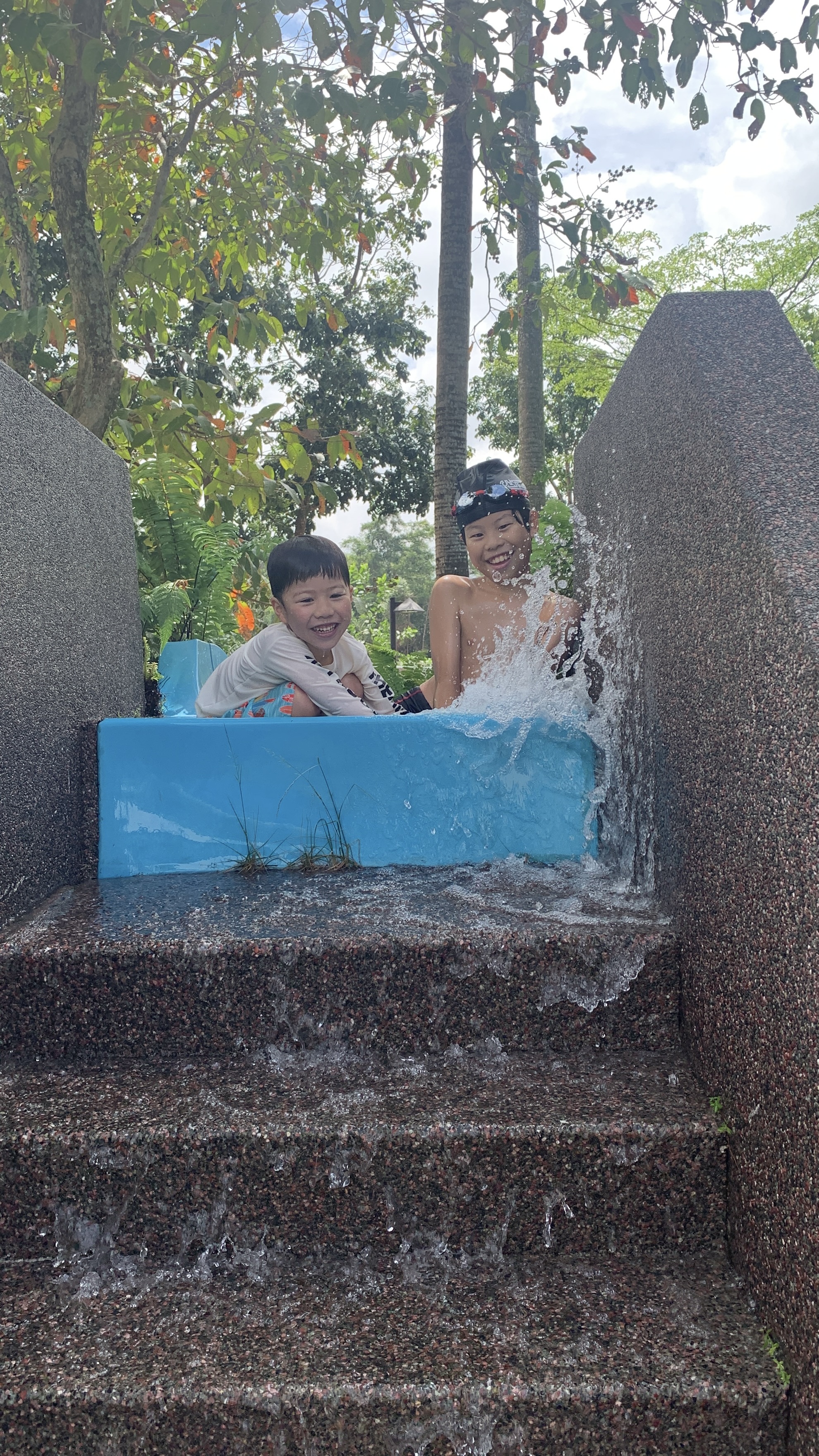 図1: 暖かいマレーシアで水遊びを楽しむ兄弟