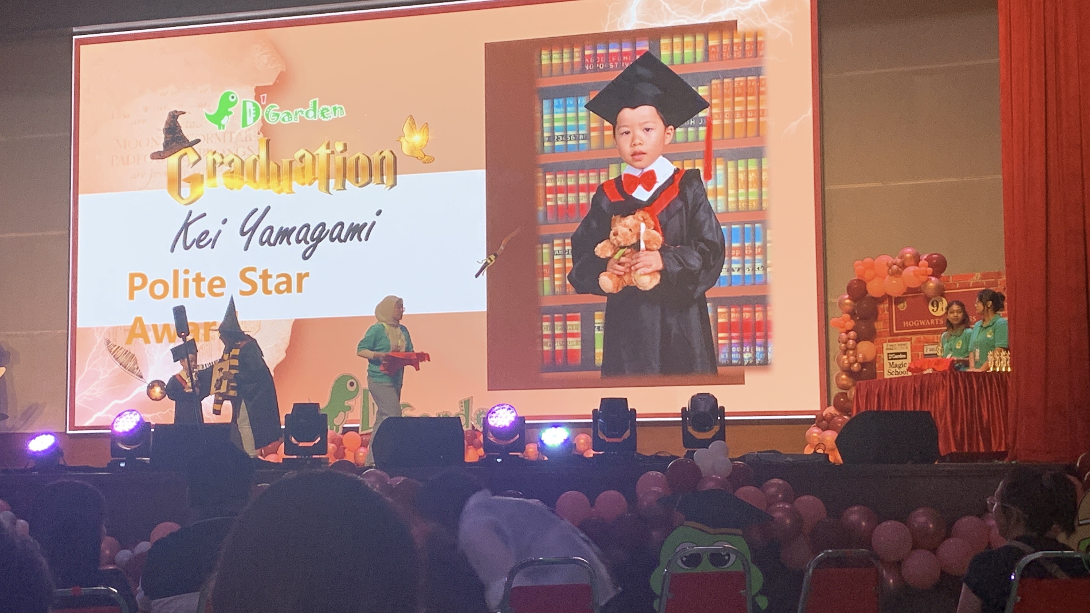 図2: マレーシアの卒園式でPolite Star賞を受賞！