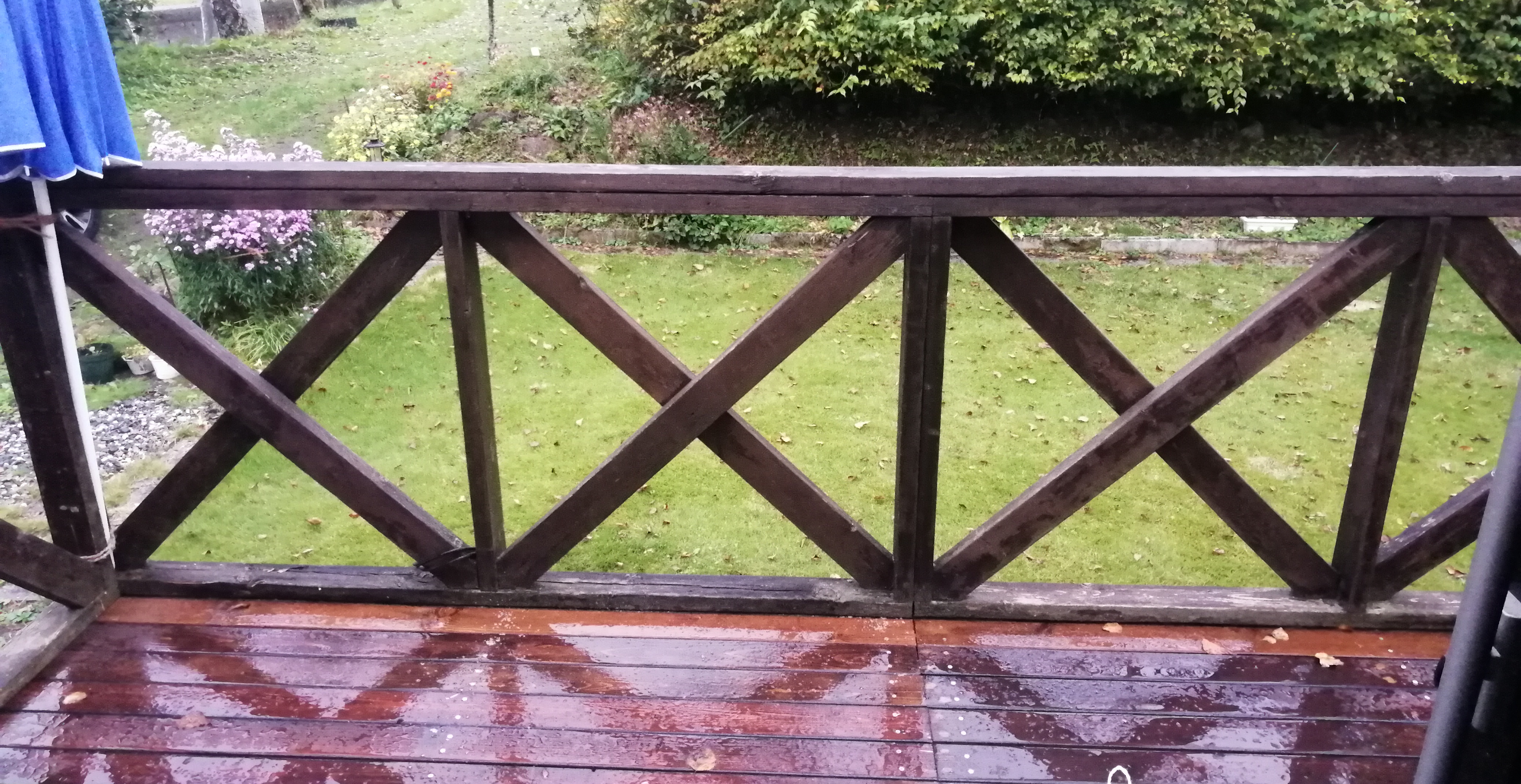 図1: 現在のクロスフェンス。外見では分かりませんがかなり傷んでいます。