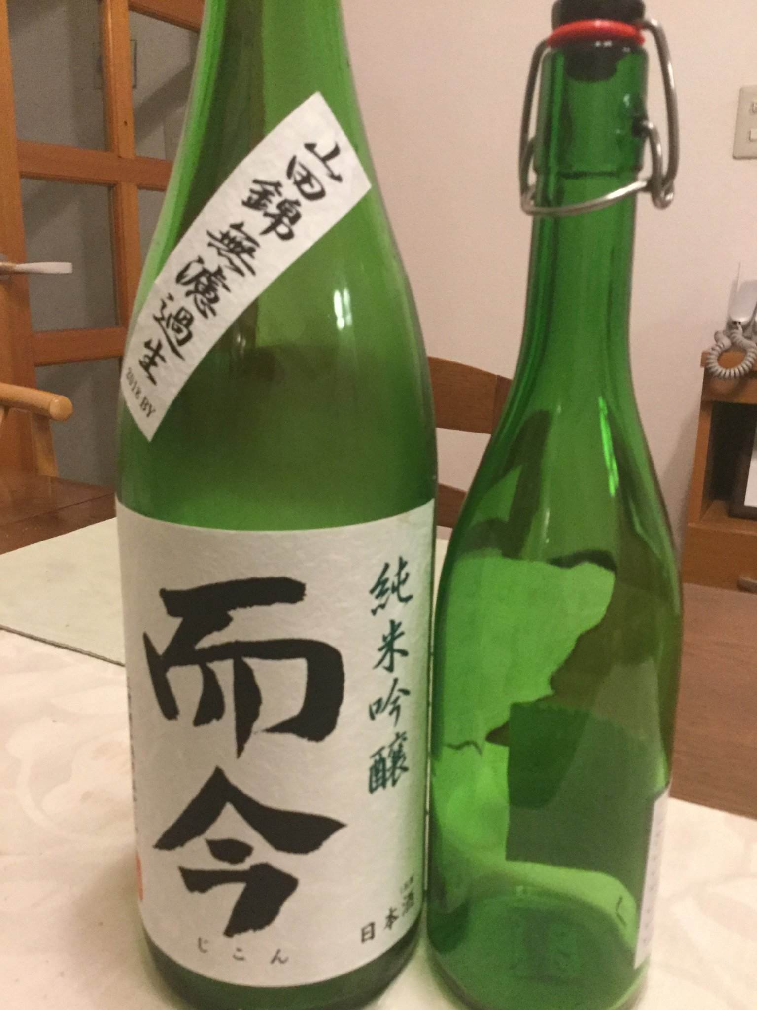 図1:  日本酒「而今」とスイングボトル