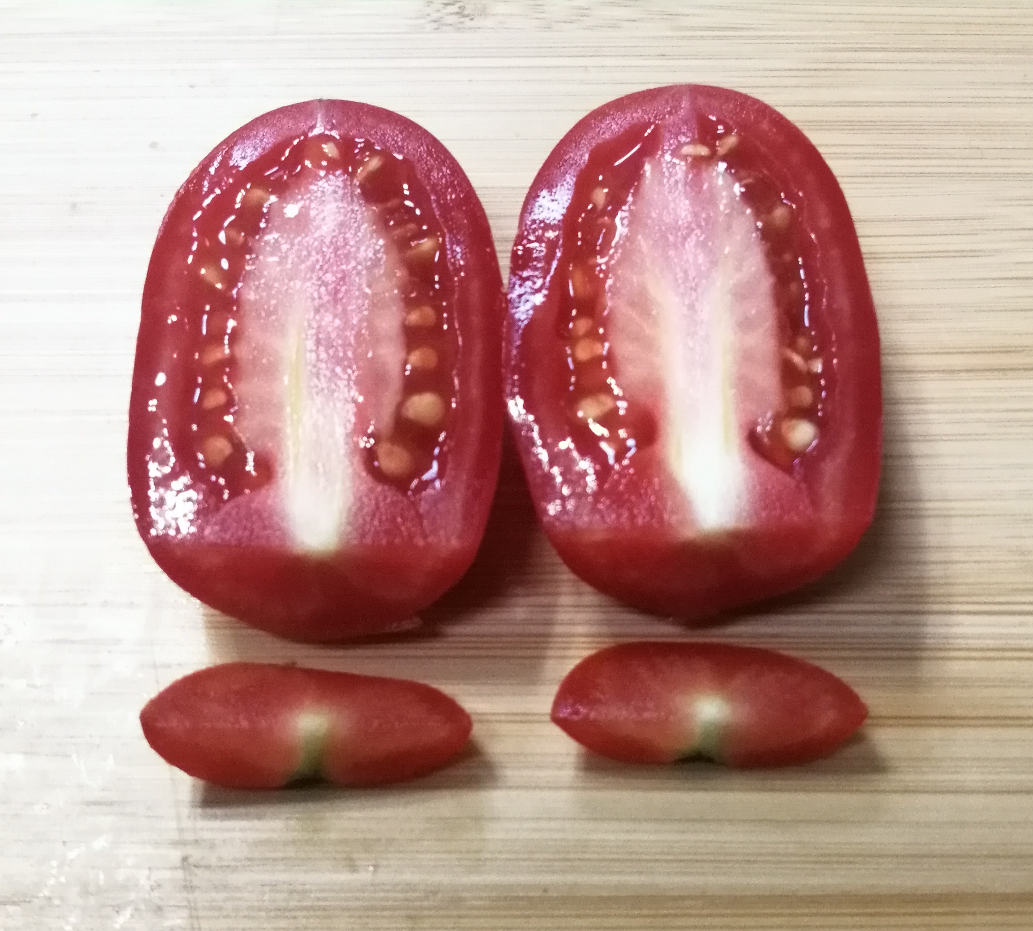 図2: ドライミニトマトのための縦カット法